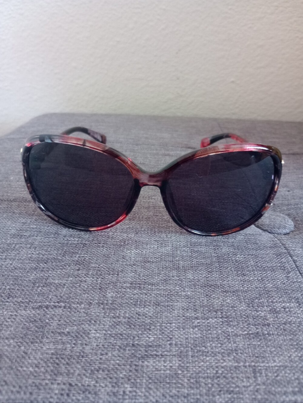 New Women’s Tortoise Frame Sunglasses with Gold Decorative Temples
